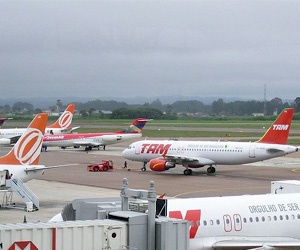 Imagem externa do Aeroporto Internacional Afonso Pena / Curitiba